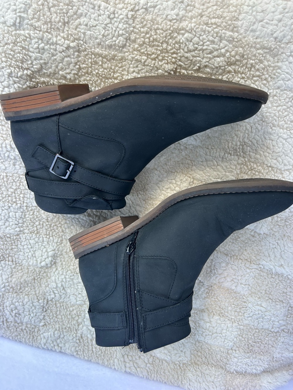 Clarks Collection Women's Black Faux Leather Ankle Bootie Zip Buckle Straps 9.5M